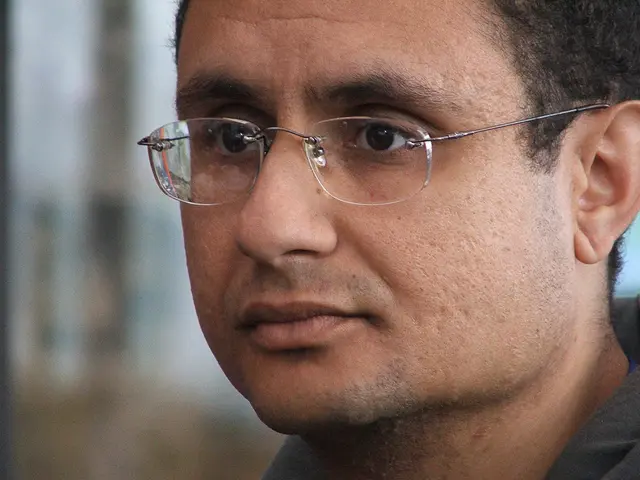 Choosing Between Spectacles and Contact Lenses: Which Suits You Best?