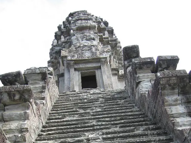 Tourist Guide Perishes in the Colosseum, Collapsing Unresponsively